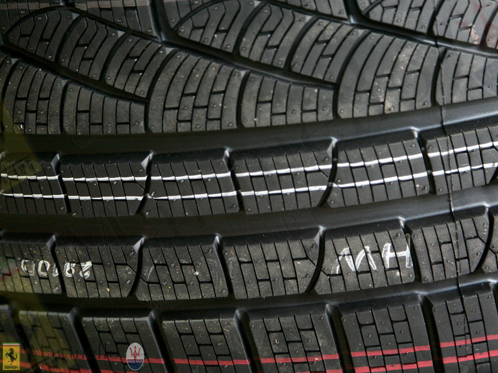 Front Tyre Pirelli 245/35 R20 Winter